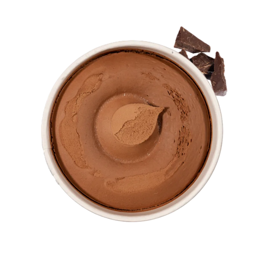 Becher mit Schokoladensorbet von oben fotografiert, daneben Stücke dunkler Schokolade